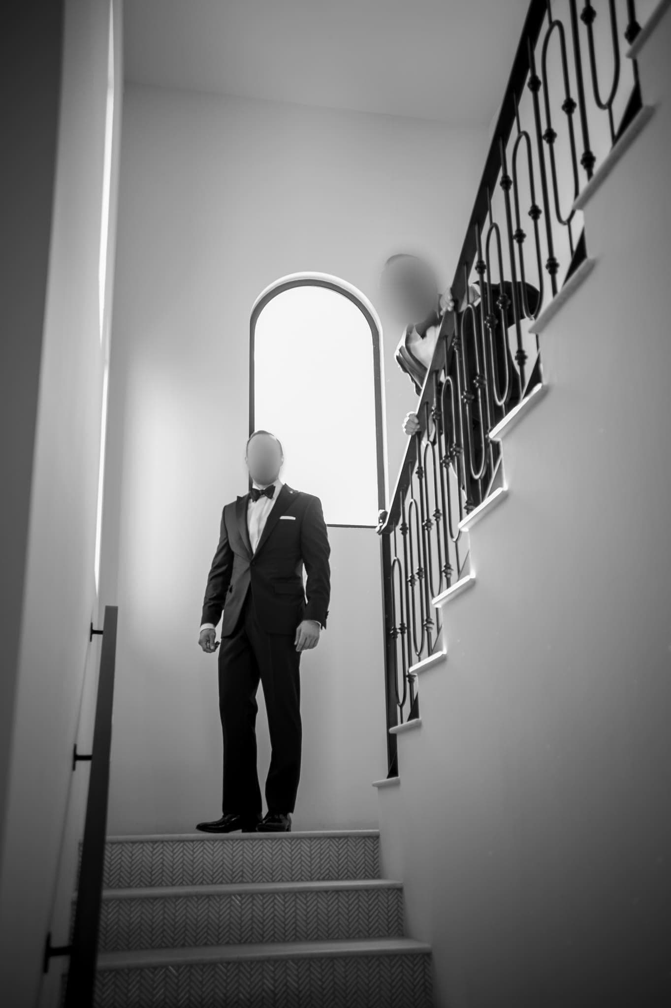 Novio de pie en la escalera, retrato en blanco y negro