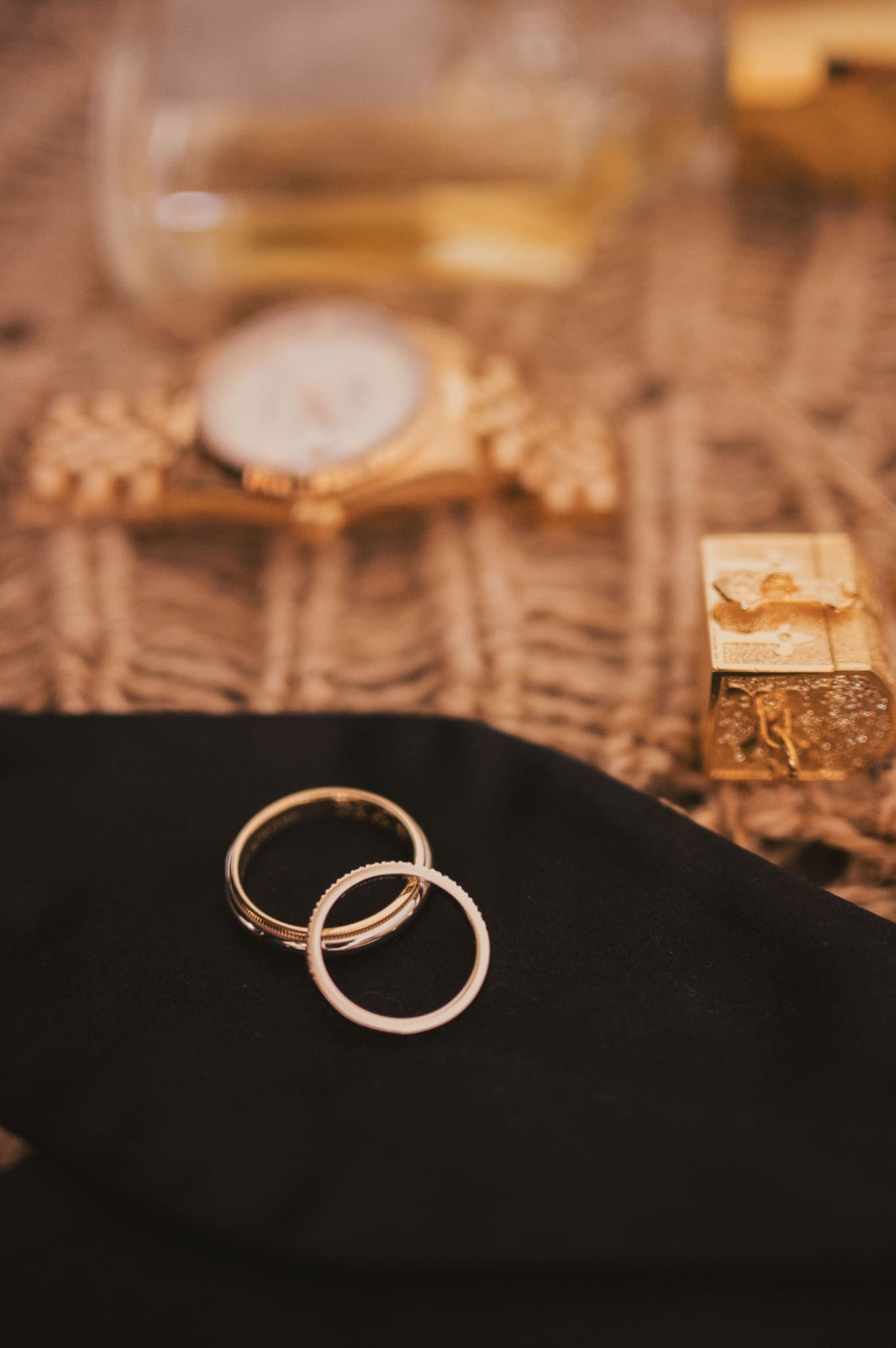Argollas de matrimonio en primer plano sobre el corbatín
