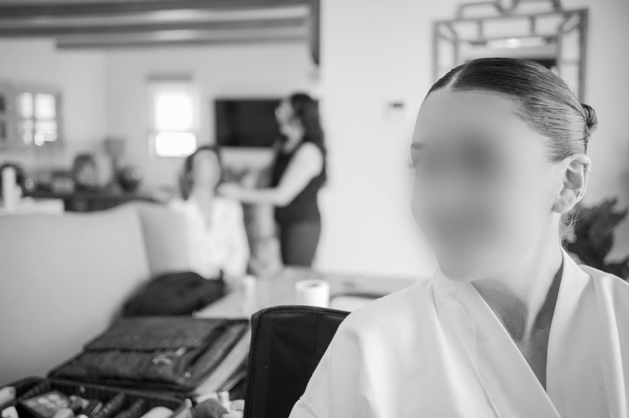 La novia sonríe durante el arreglo, blanco y negro