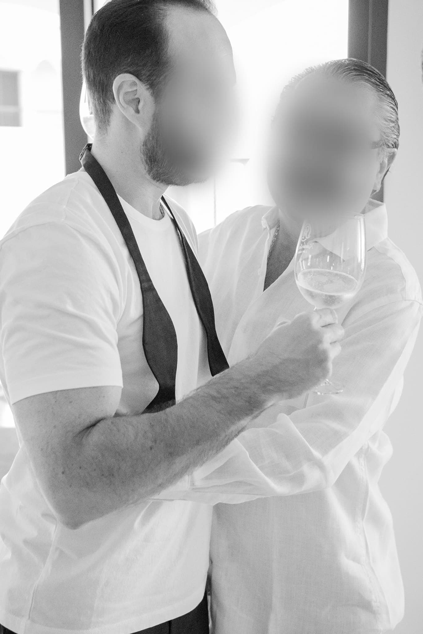 Abrazo y brindis durante los preparativos, blanco y negro