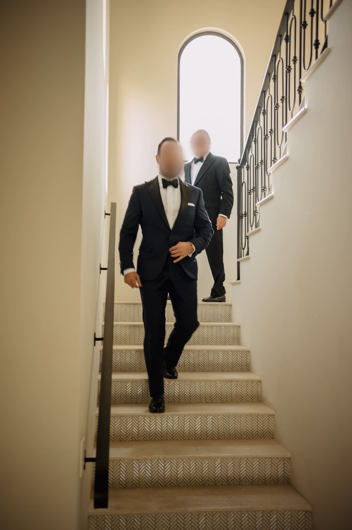 El novio baja la escalera en esmoquin