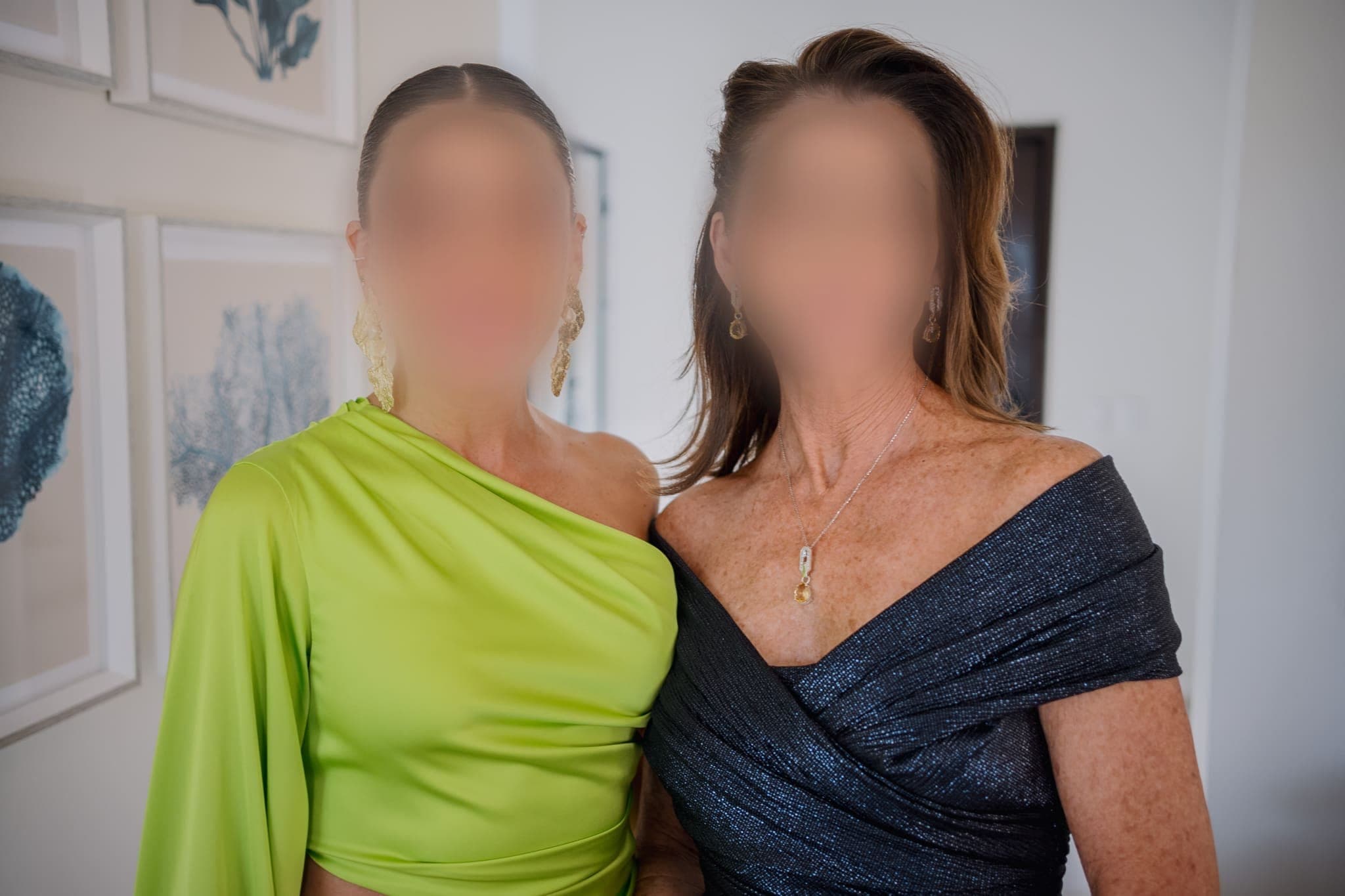 Retrato de dos invitadas elegantes antes de la ceremonia