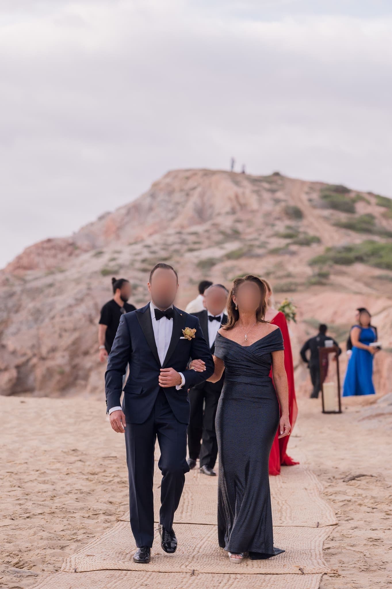 Invitados caminando hacia la ceremonia en la arena
