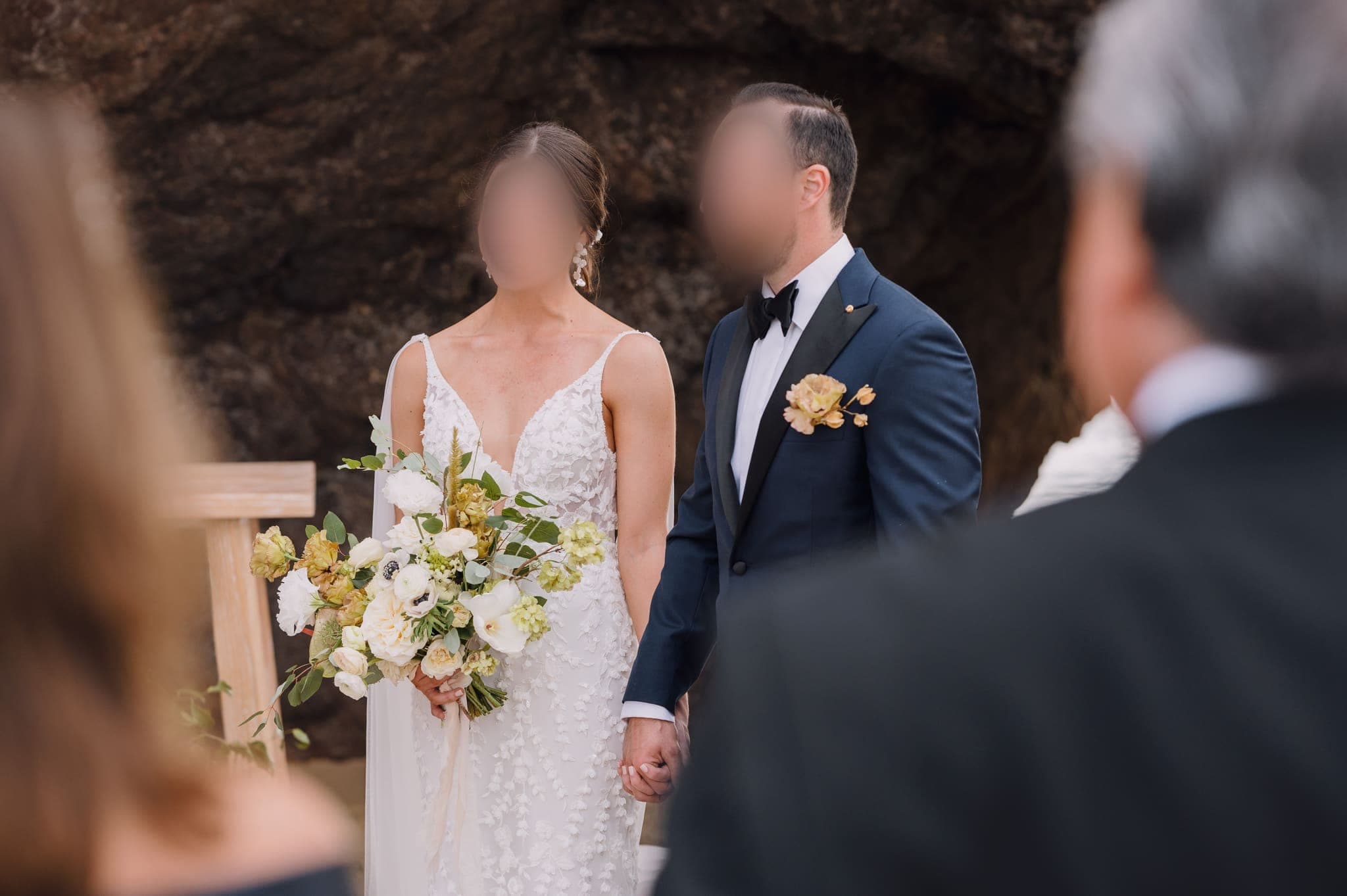 Los novios tomados de la mano en el altar