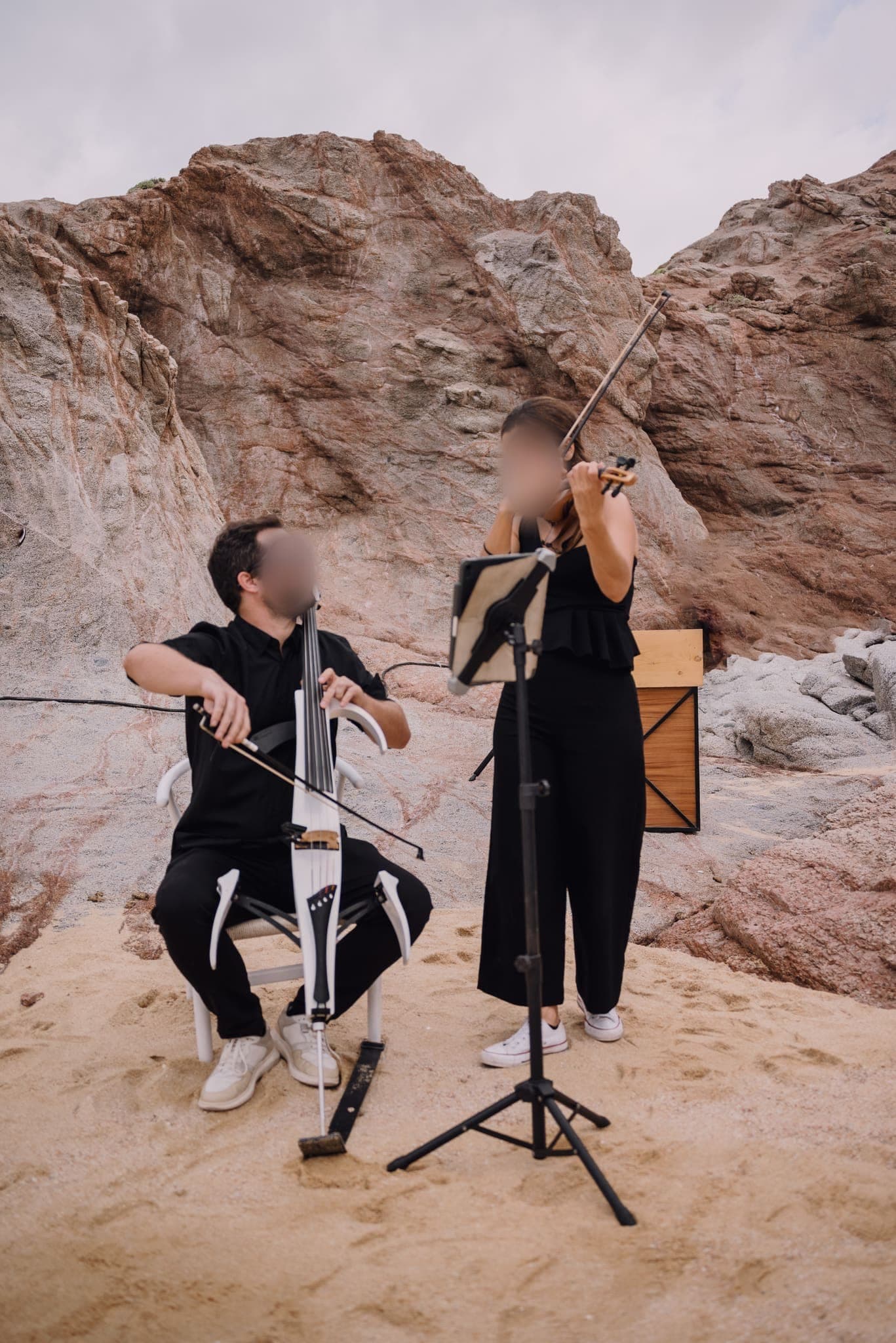 Cuarteto de cuerdas tocando al pie de las rocas