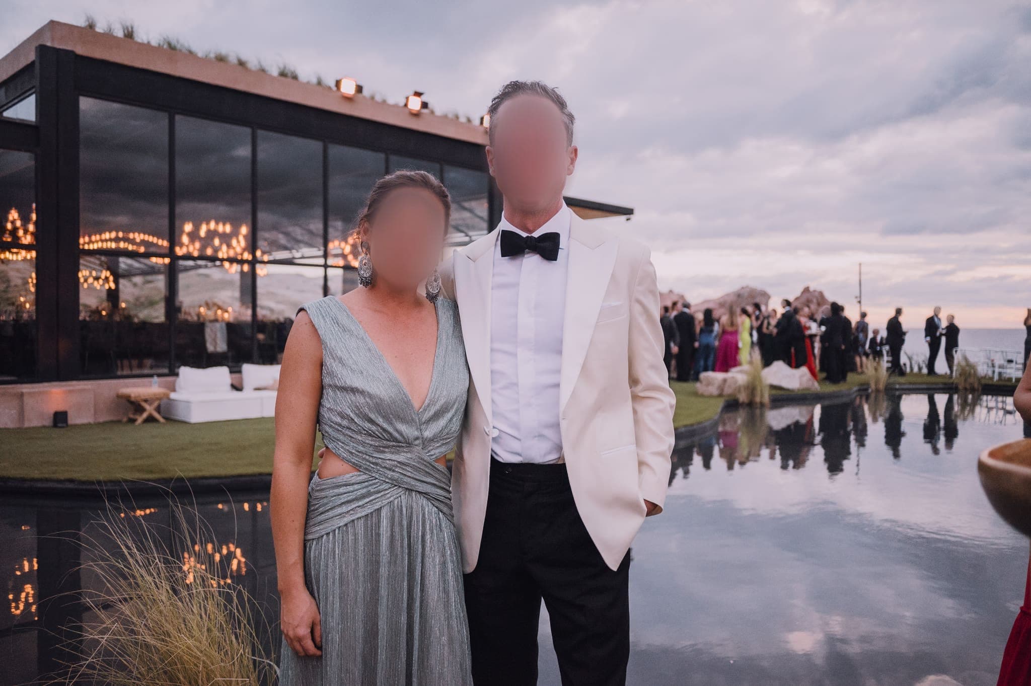 Pareja de invitados junto al espejo de agua de la recepción