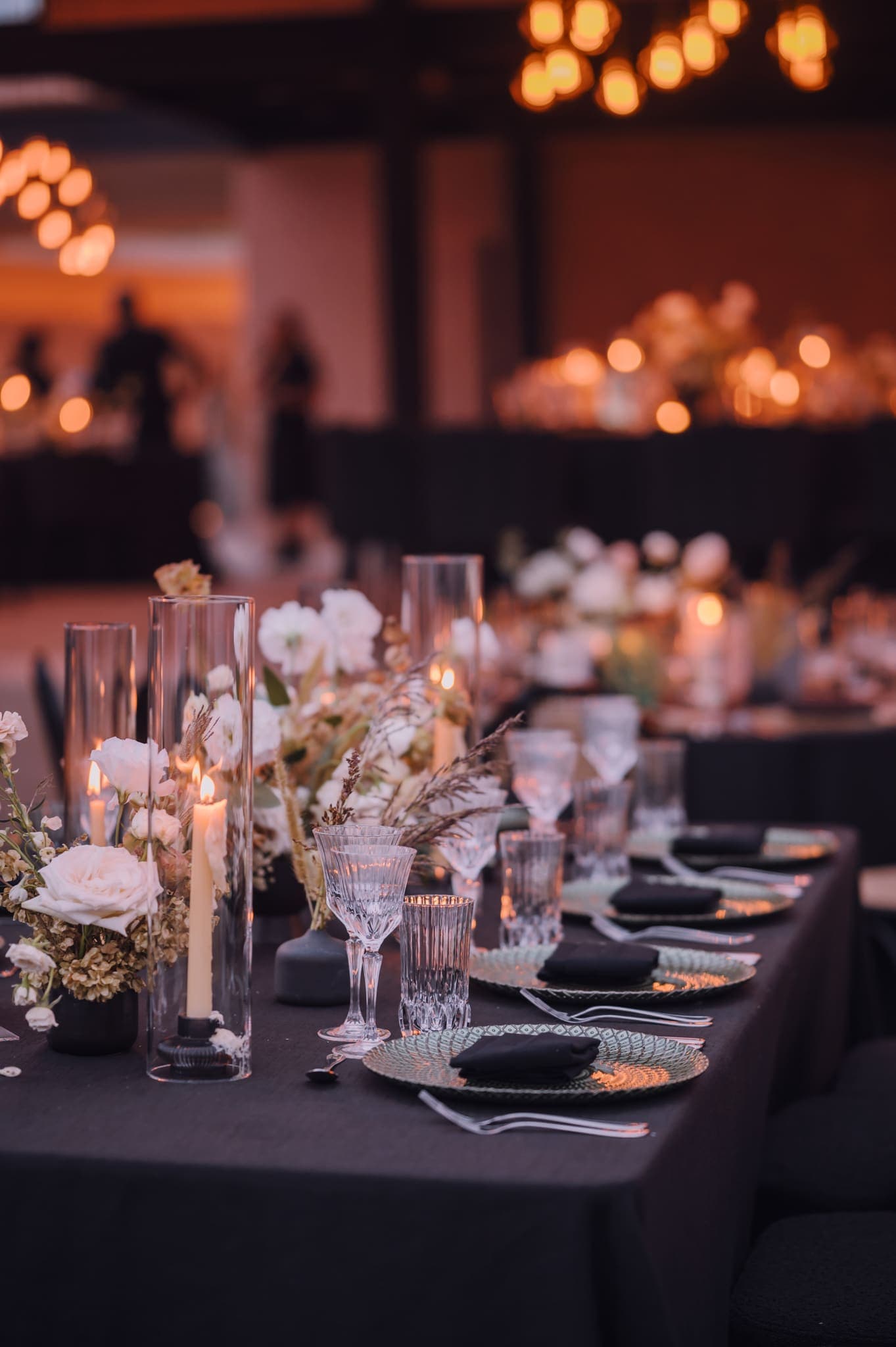 Mesa de la recepción iluminada con velas