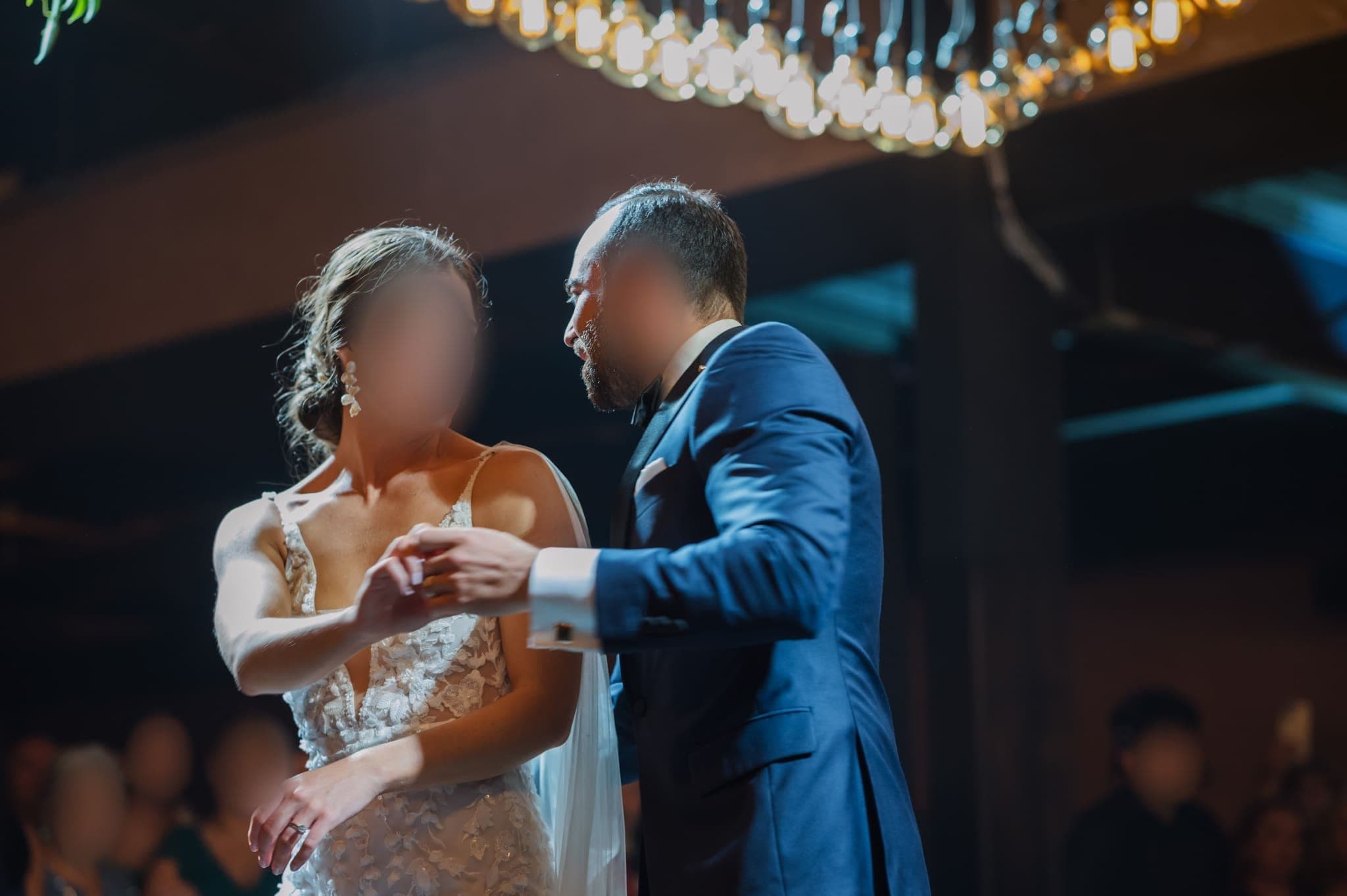 El primer baile de los novios bajo las luces