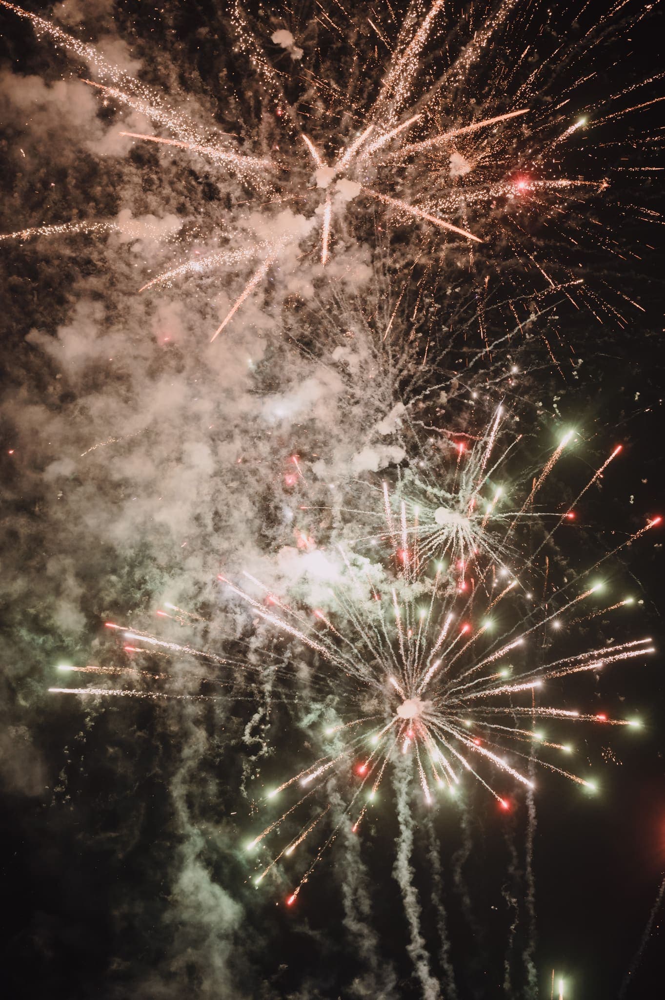 Fuegos artificiales sobre la fiesta