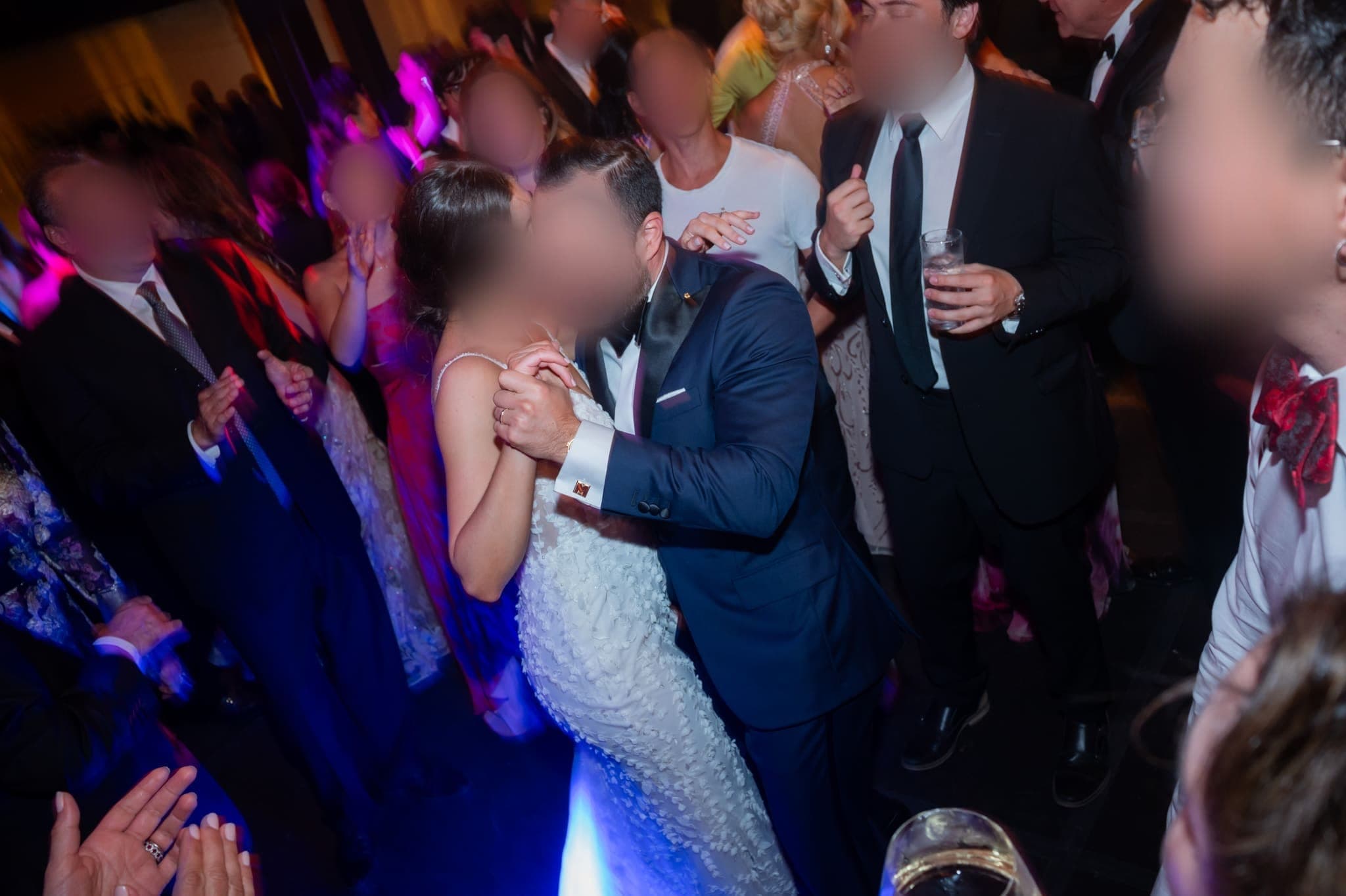 Los novios bailando entre los invitados