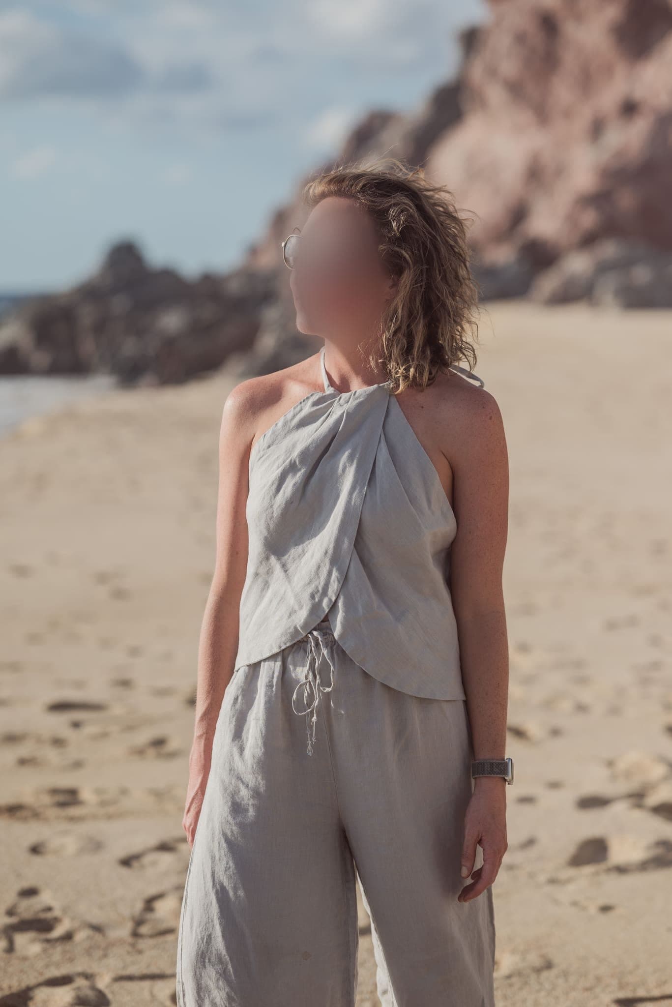 Retrato en la playa con el acantilado de fondo