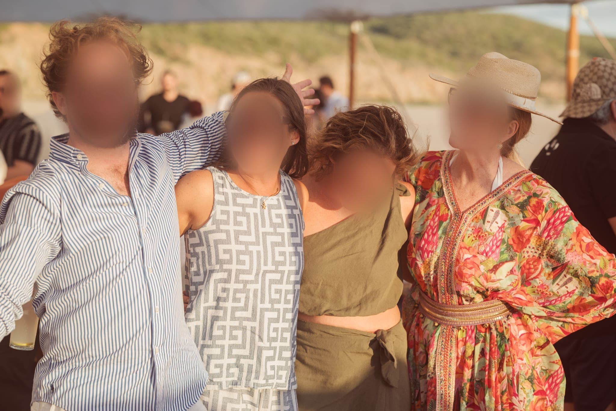 Abrazo grupal espontáneo en el día de playa