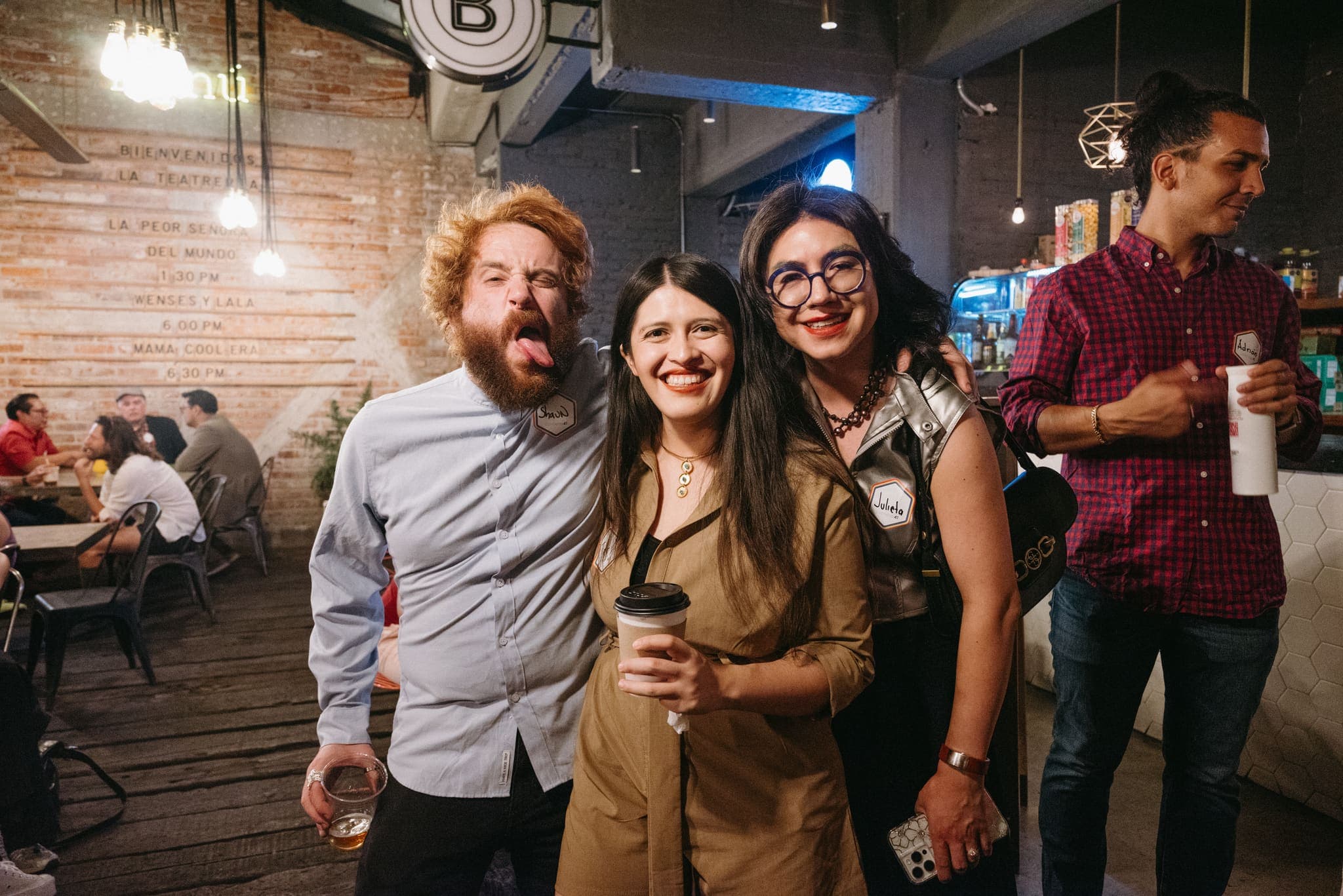 Grupo de amigos riendo en un bar de ladrillo