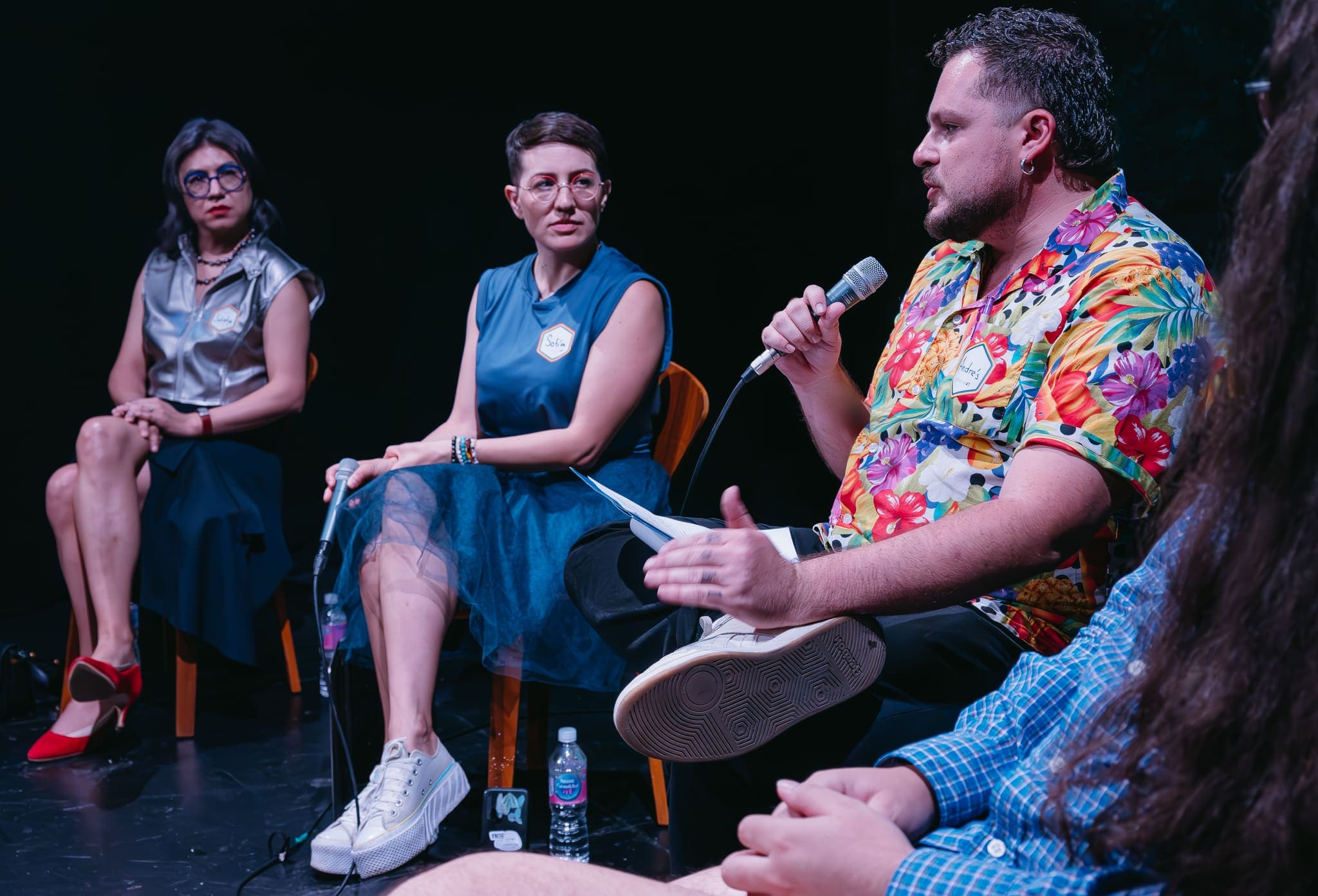 Panel de conversación sobre el escenario del foro
