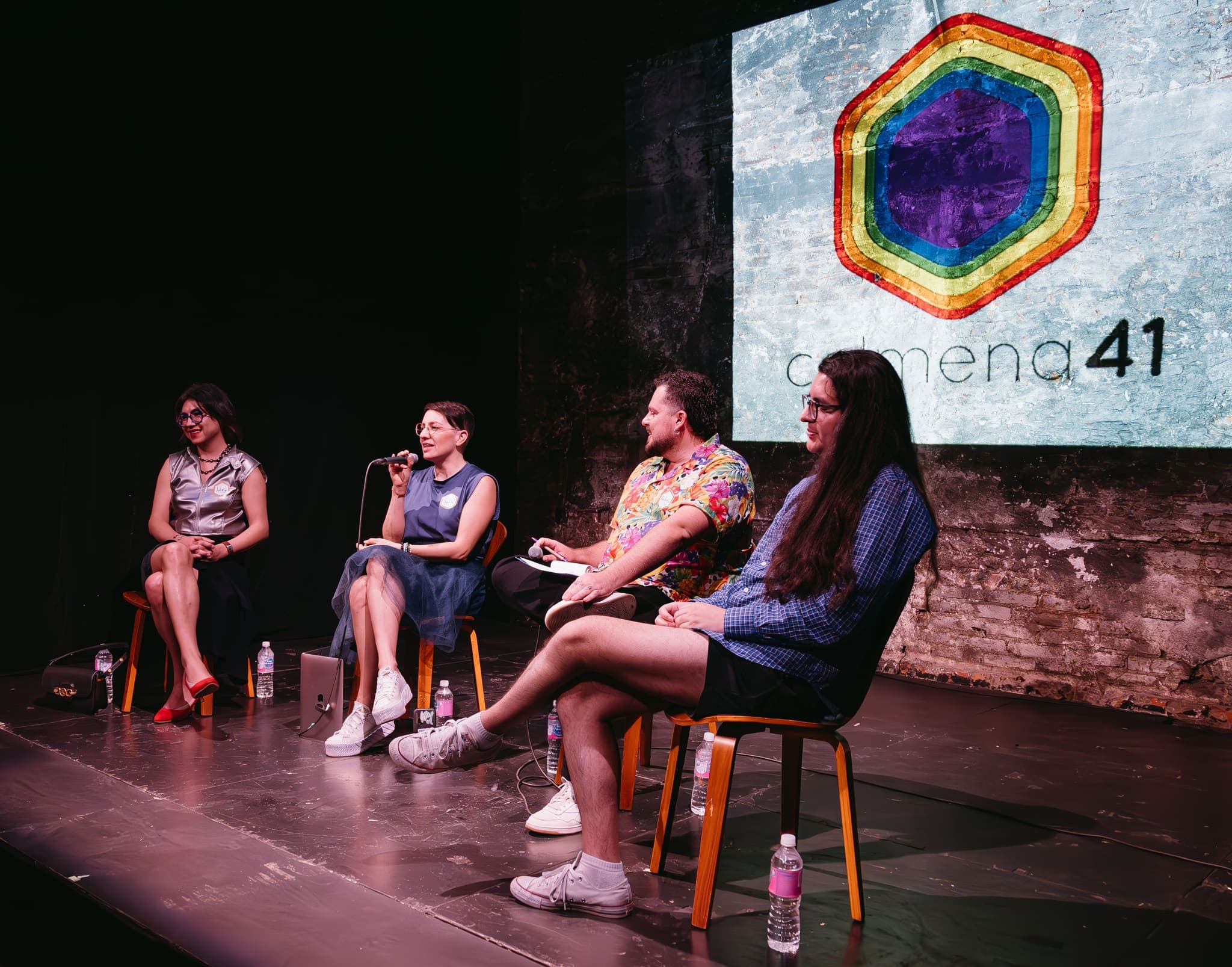 Vista amplia del panel bajo el logo arcoíris del foro