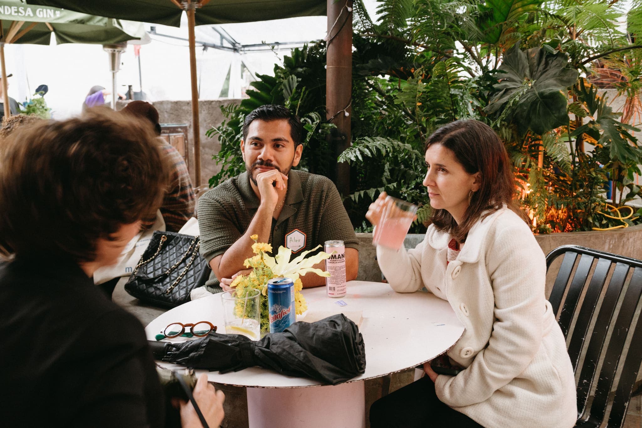 Conversación de sobremesa en patio con vegetación