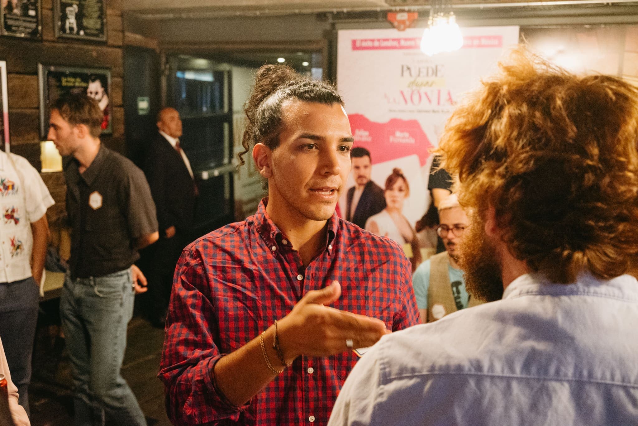Conversación animada entre asistentes durante la recepción