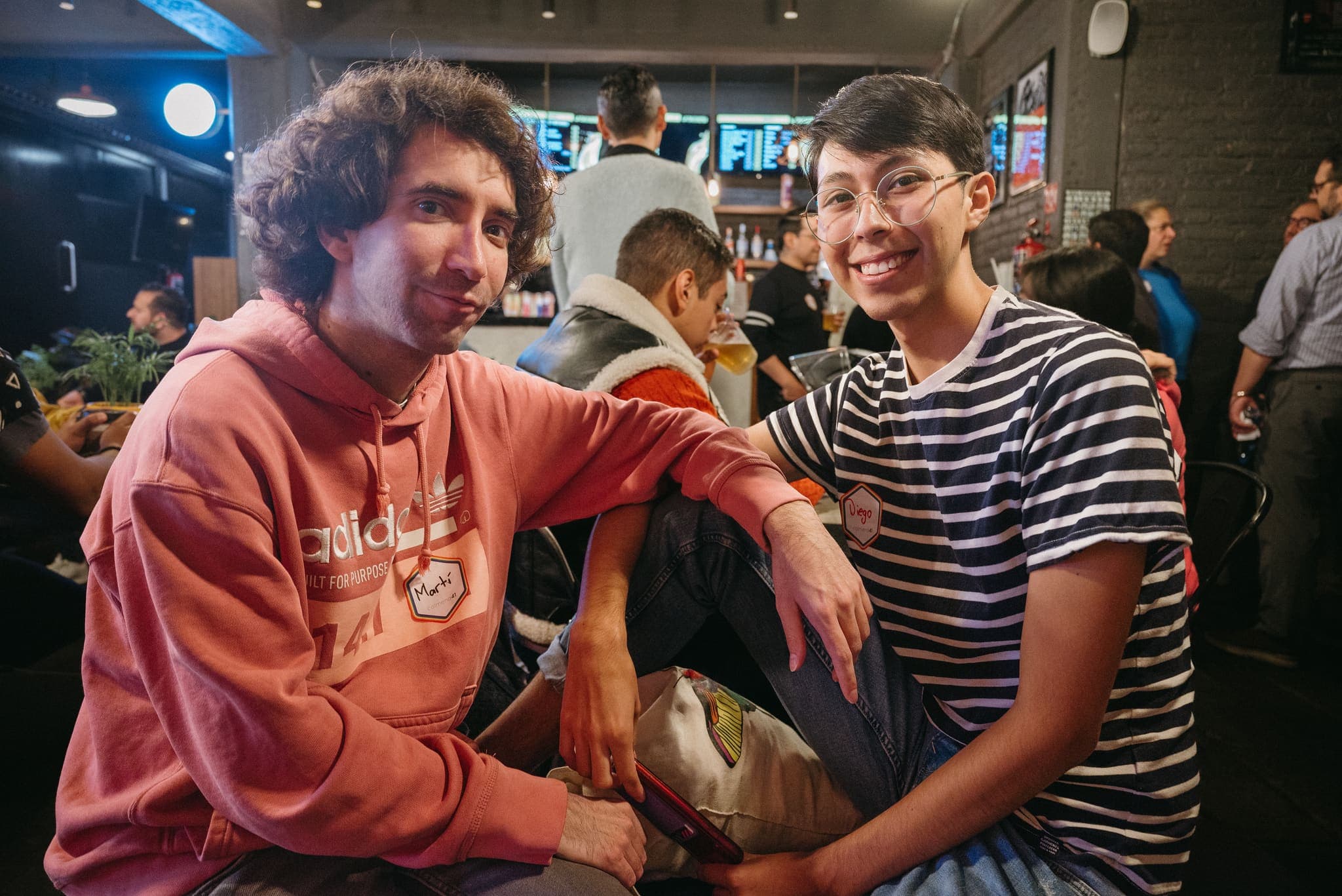 Amigos compartiendo en la mesa durante la velada