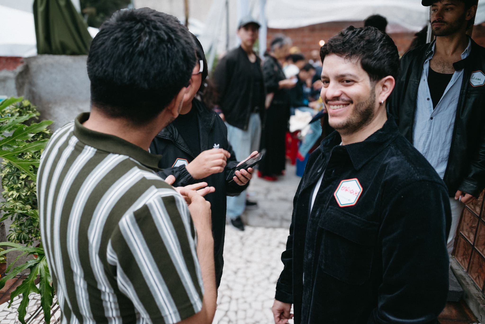 Encuentro casual de asistentes a la salida del evento