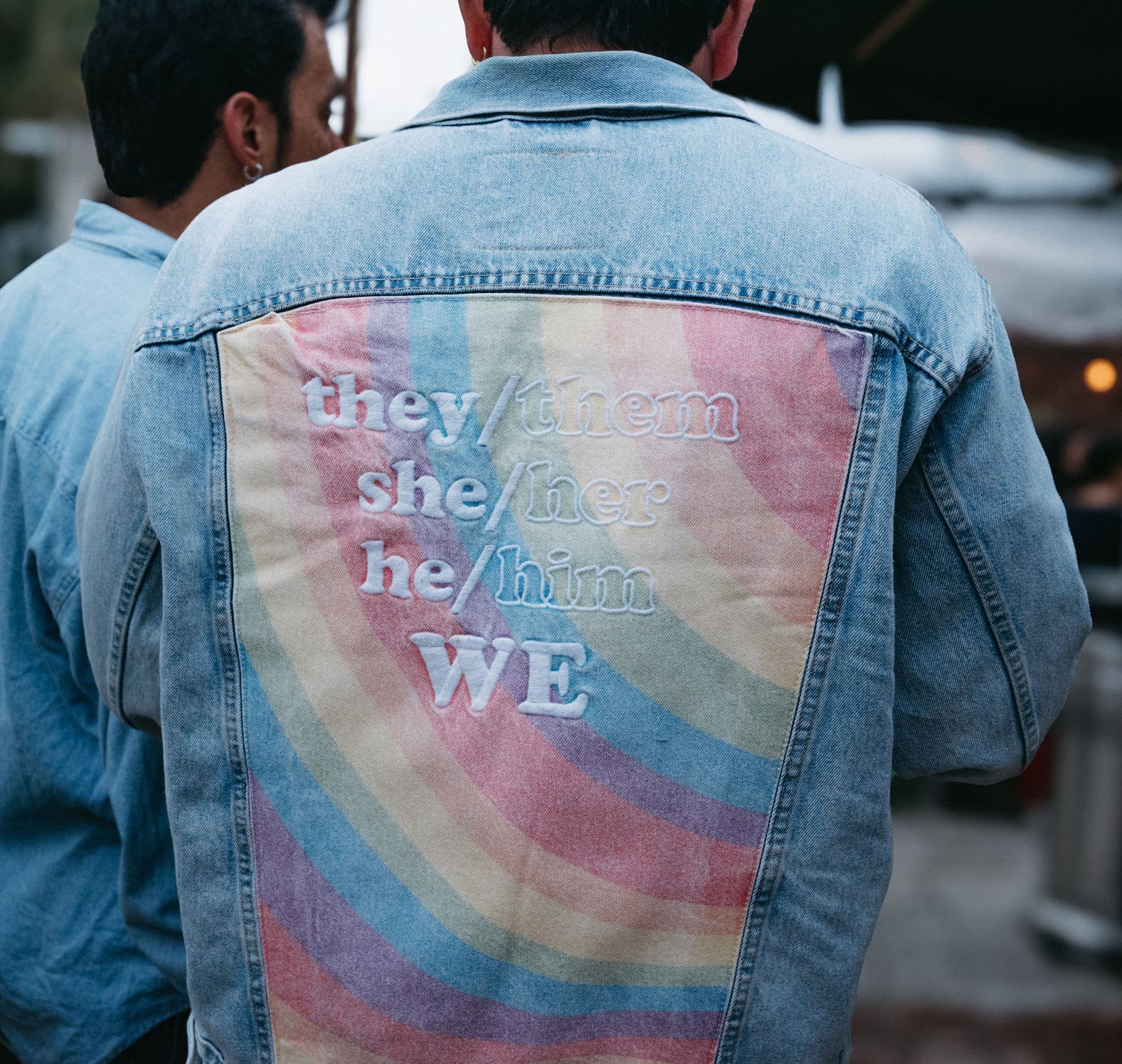 Chaqueta de mezclilla con arcoíris y pronombres bordados