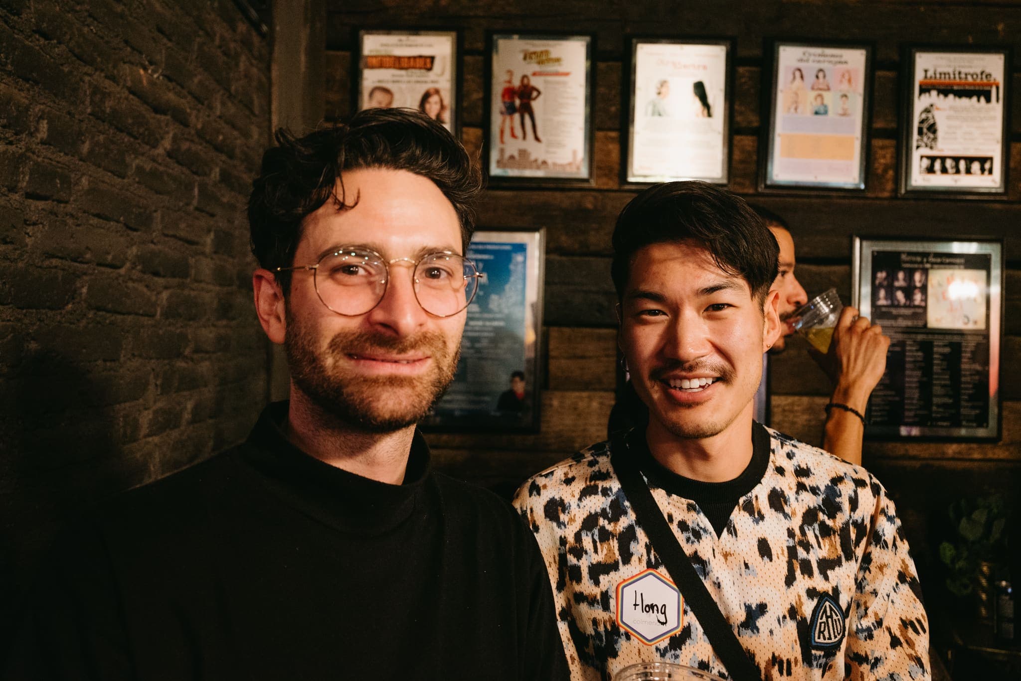 Dos amigos posando en el bar del foro