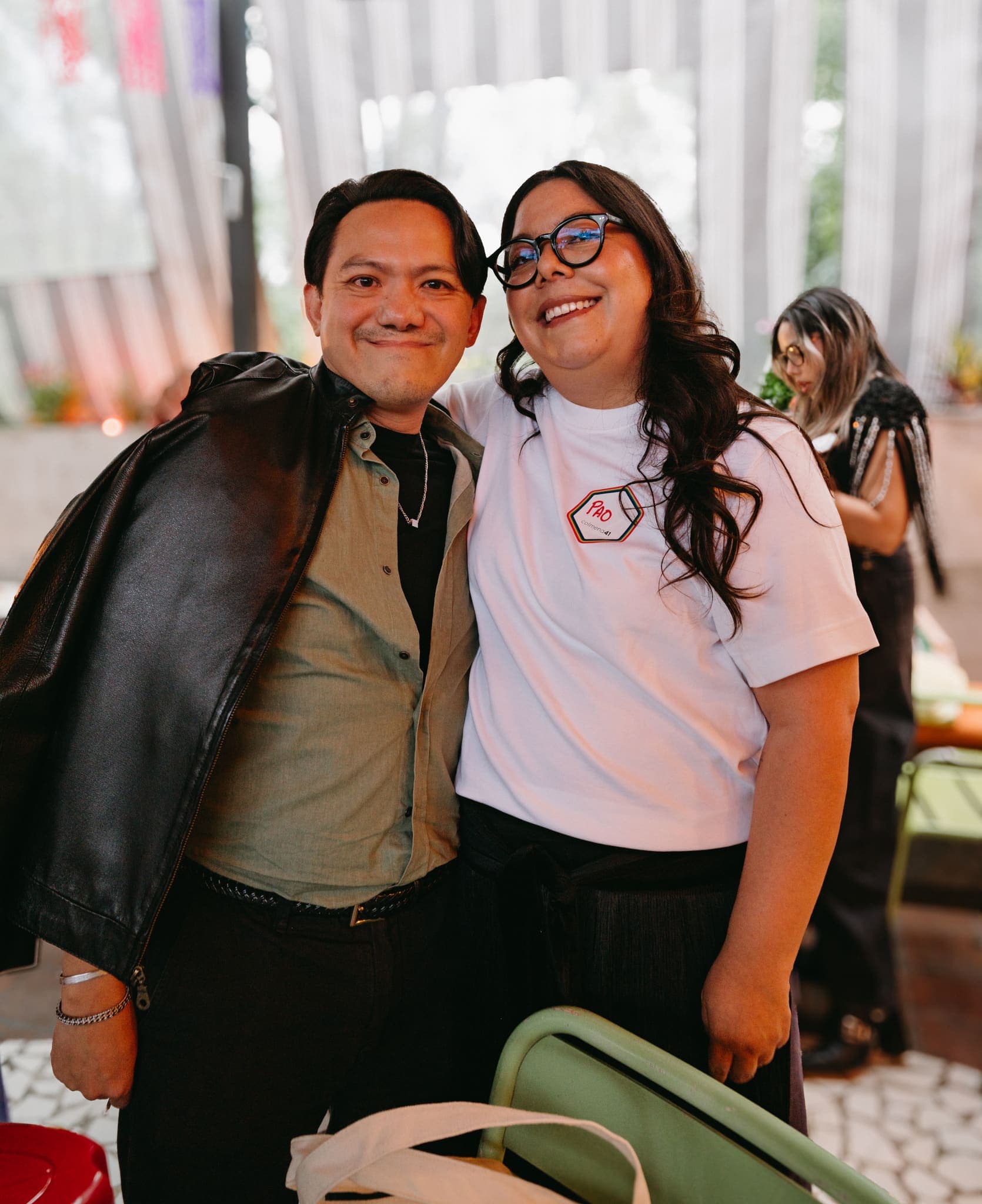 Pareja abrazada sonriendo en la terraza del evento