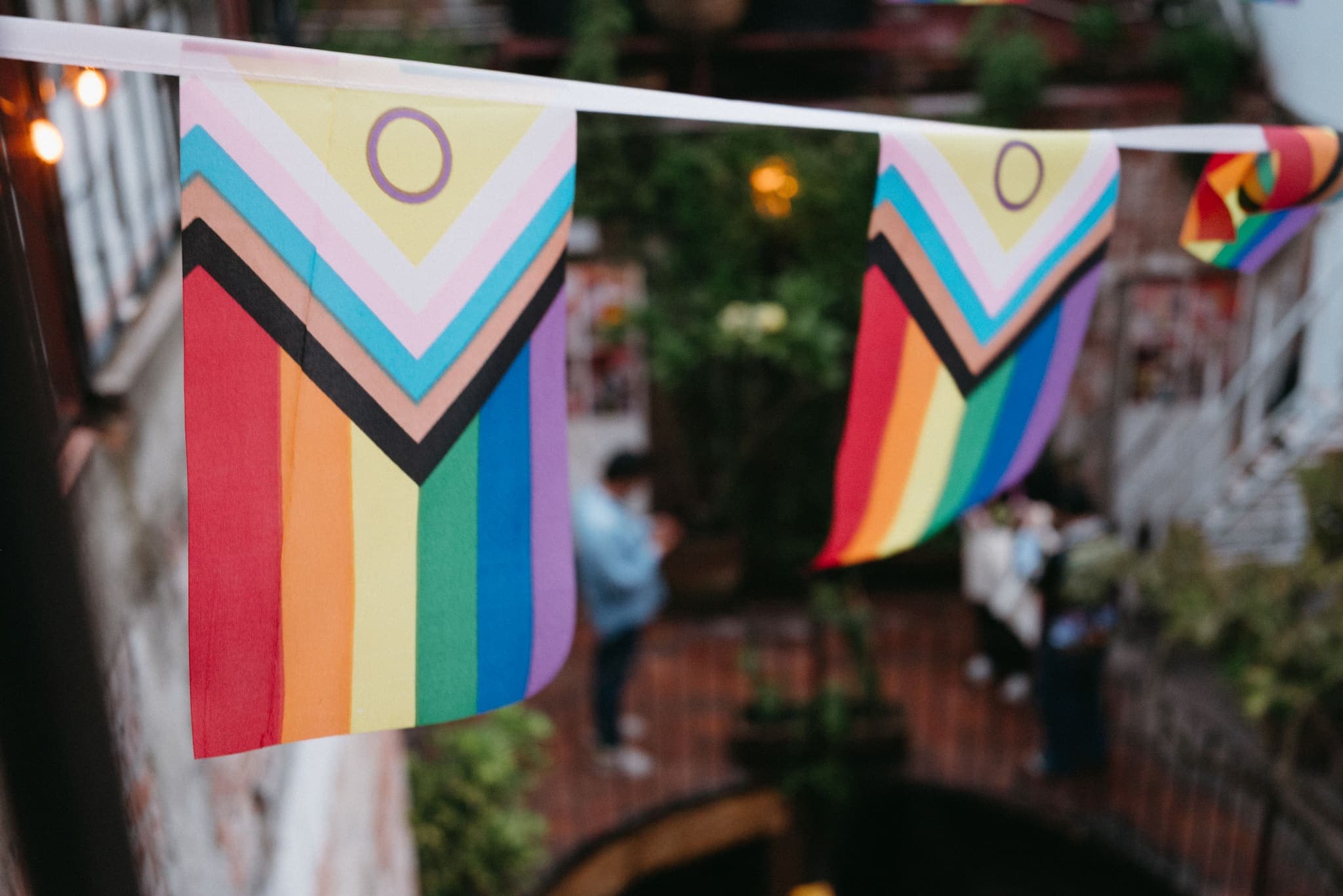 Banderas de orgullo progresivo colgadas sobre el patio del evento