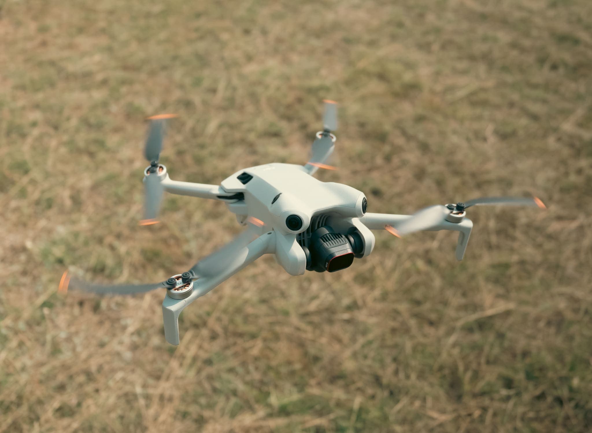 Dron en vuelo a baja altura sobre el pastizal