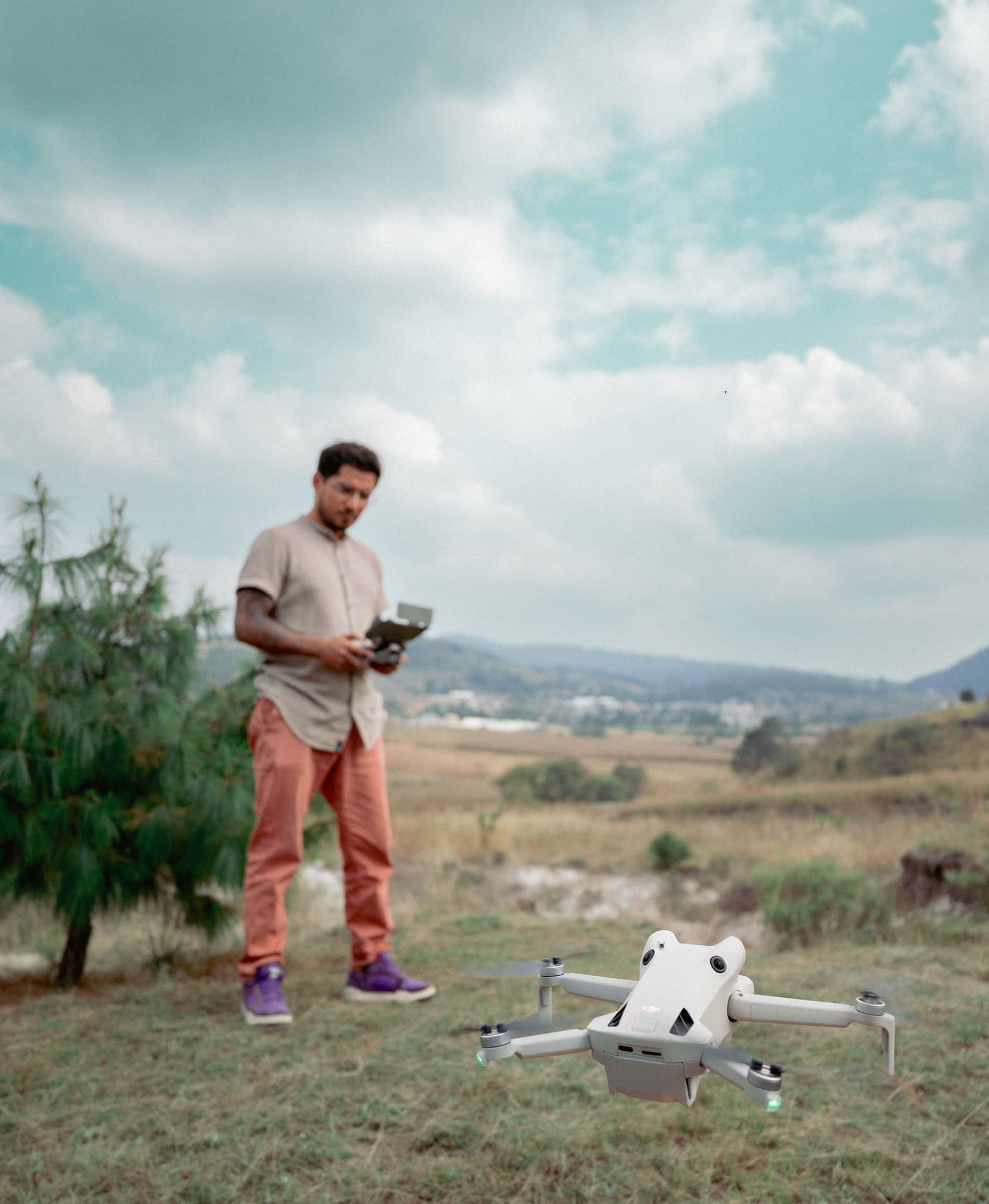 Piloto operando su dron en un valle abierto