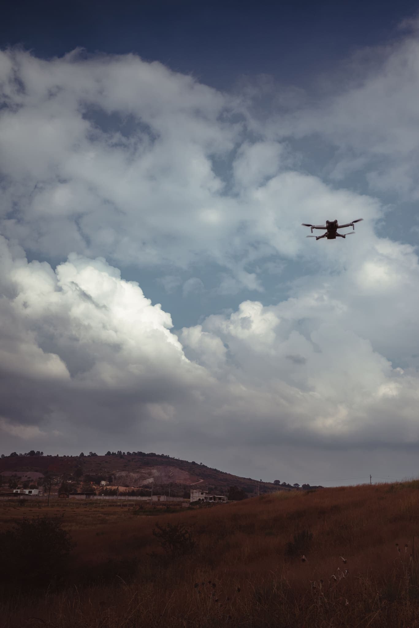 Silueta del dron contra un cielo de nubes dramáticas