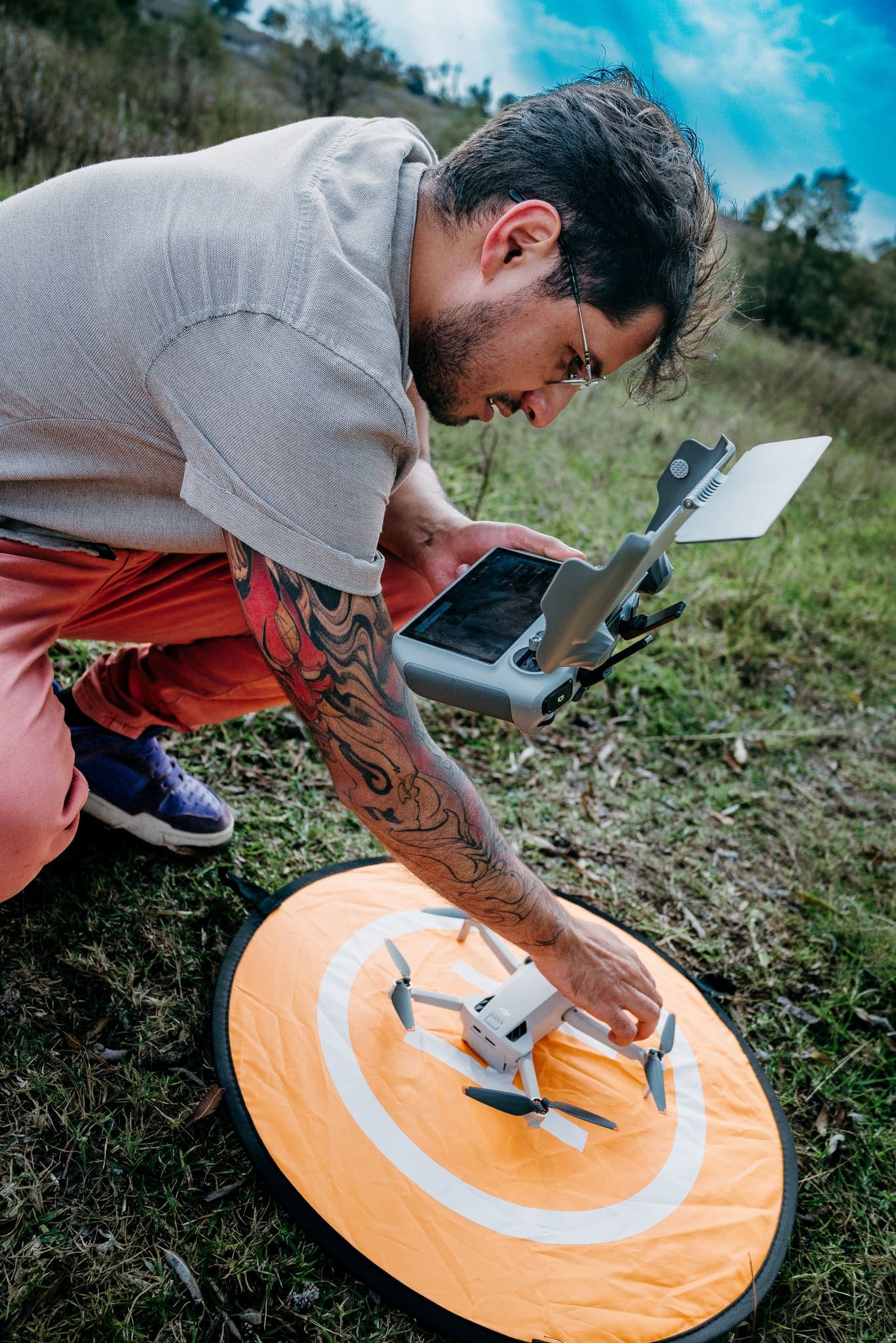 Preparando el despegue del dron sobre plataforma naranja, toma cenital