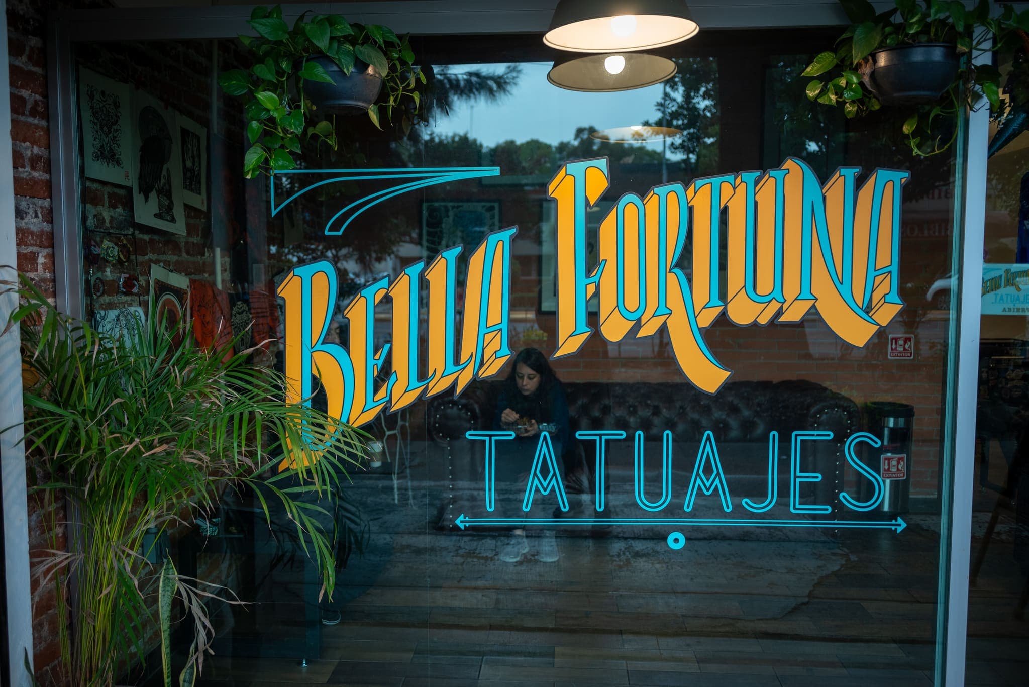 Vitrina de Bella Fortuna Tatuajes con letras doradas pintadas a mano