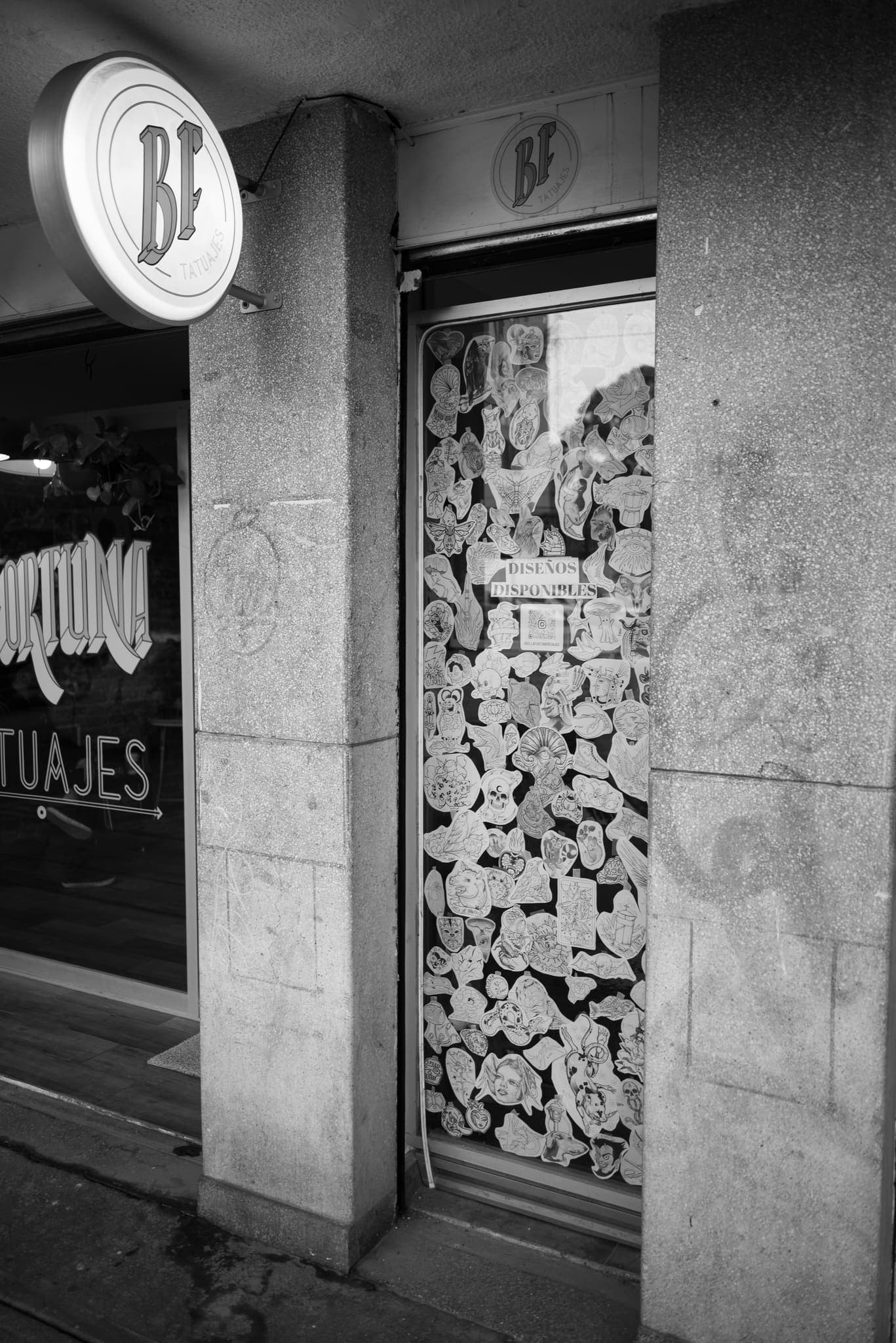 Fachada del estudio de tatuajes en blanco y negro