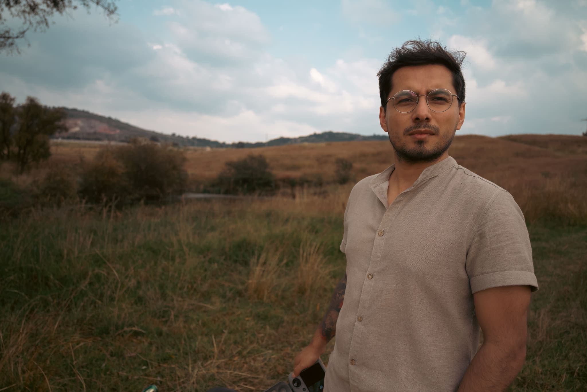 Retrato de frente en el campo con humedal al fondo